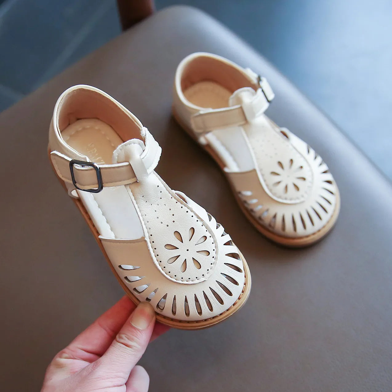 Girls Sandals 2023 New Children's Hollow Soft Sole Shoes Carved Fashion Princess Shoes Beach Shoes Hot Cut-outs Princess